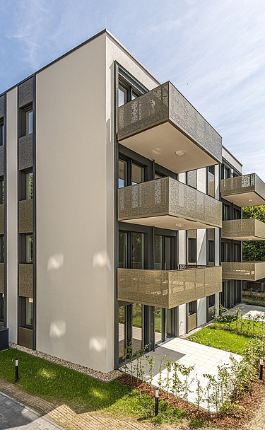 Wohngebäude mit goldenen Balkonen