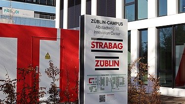 Das Innovation Center in Stuttgart, Sicht auf das Eingangsschild
