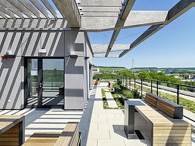 Foto des Gebäudes SKAIO Stadtsiedlung in Heilbronn. Man sieht eine Dachterrasse.