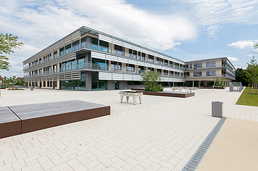 Außenaufnahme des Paul-Klee-Gymnasiums in Gersthofen. Man sieht ein großes Gebäude.