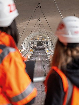 Foto mit zwei Personen, die sich ein Modell auf einem Tablet anschauen