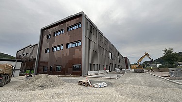 Foto der Baustelle Erbe in Rangendingen. Man sieht ein großes Gebäude im Bauzustand.