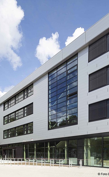 Außenansicht eines mehrgeschossigen Schulgebäudes mit Glasfront