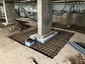 Foto von einer Säule mit freiliegender Bewehrung auf dem Boden