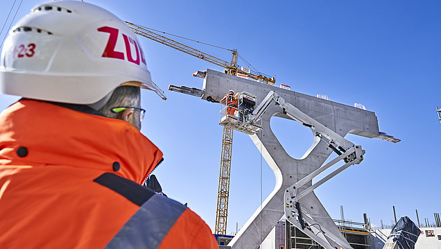 Foto Mitarbeitern auf der Baustelle des Projekts LabCampus-Areal mit Blick auf eine Sichtbetonstütze