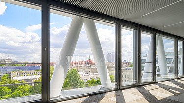 Blick vom Inneren eines Büro nach draußen