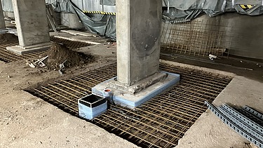 Foto von einer Säule mit freiliegender Bewehrung auf dem Boden