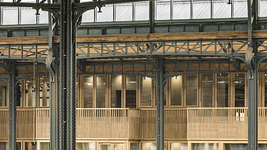 Foto im inneren der Halle von Gare Maritime Brüssel. Blick auf eine Balkonbrüstung.