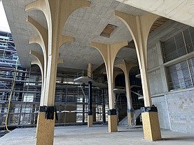 Baustellenbild des Atriums, das mit Holzpfeilern errichtet wurde