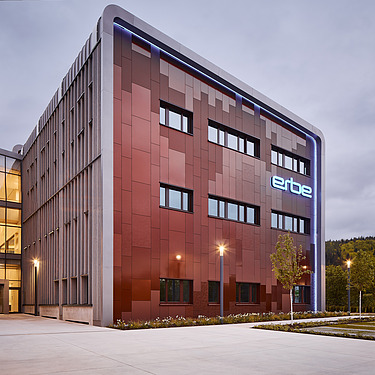 Foto eines Holzgebäudes mit roter Fassade.