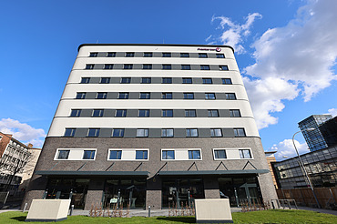 Frontale Ansicht auf das Premier Inn Hotels in Saarbrücken