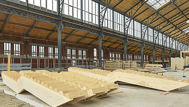 Foto von Holztreppen kurz vor Montagebeginn. Gare Maritime Brüssel