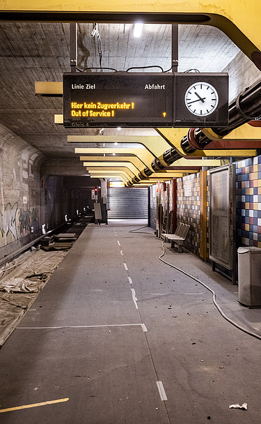 Foto einer U-Bahn Haltestelle mit Graffiti 