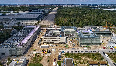 Vogelansicht auf die Baustelle und das gesamte Grundstück des Schulzentrums