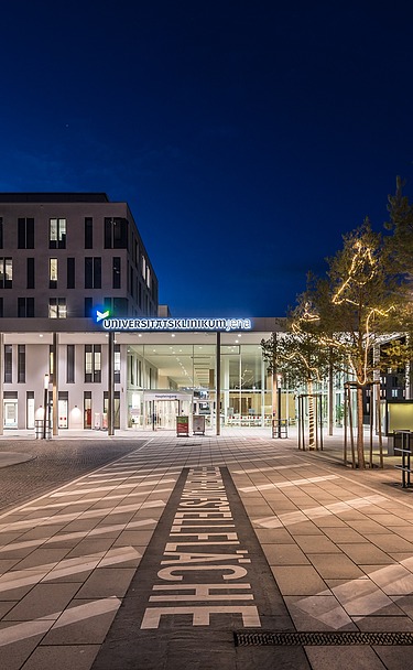 Nachtaufnahme des Universitätsklinikums in Jena