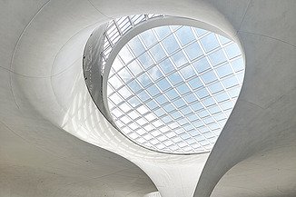 Foto zwei Personen von hinten mit Blick auf die Baustelle S21 in Stuttgart