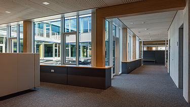 Innenaufnahme des Paul-Klee-Gymnasiums in Gersthofen. Man sieht eine Holz-Pfosten-Riegel-Fensterfassade.