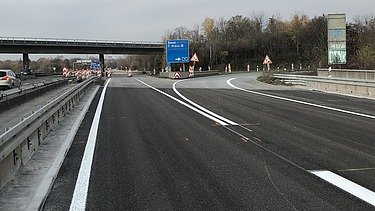 Foto einer neu sanierten Autobahnfahrbahn
