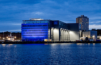 Frontalansicht Schiffbauhalle Kiel bei Nacht 
