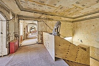 Foto Baustelle Historische Gebäudeansicht des Rathauses Straubing mit neogotischer Fassade und markantem Turm.