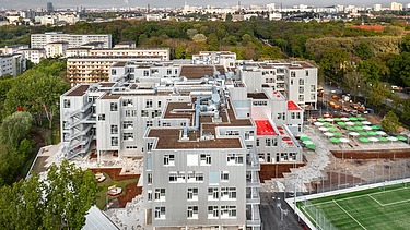 Foto moderner Schulcampus an der Allee der Kosmonauten in Berlin-Lichtenberg 