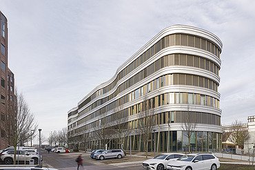 Photo Exterior view of the modernized Z2 office building with curved façade bands.