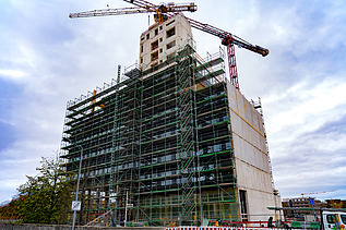 Foto der Montage des UmweltHauses in Nürnberg. Man sieht einen Rohbau aus Holz.