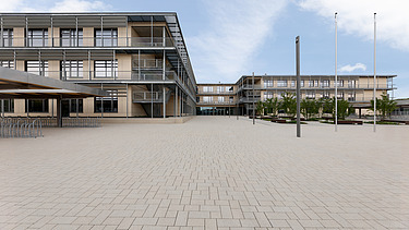 Außenaufnahme des Paul-Klee-Gymnasiums in Gersthofen. Man sieht ein großes Gebäude.