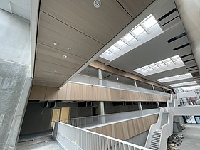 Foto des Innenausbaus einer Gewerbehalle. Man sieht viele Holzoberflächen.