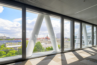 Blick vom Inneren eines Büro nach draußen