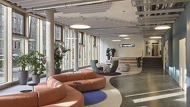 Foto neue Innenräume im sanierten Bürogebäude Z2 von ZÜBLIN in Stuttgart