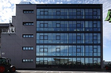 Foto Außenansicht Anbau Bürogebäude AGCO GmbH in Marktoberdorf