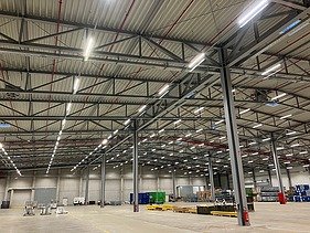 Production and storage hall with sprinkler and extinguishing water system.