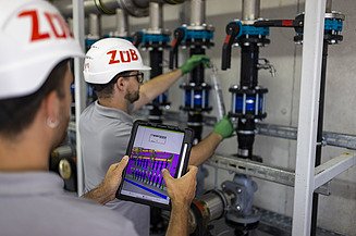 Bild einer Probenahme am Reinwasserauslauf einer Grundwasserreinigungsanlage