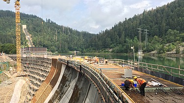 Foto von Instandsetzungsarbeiten auf der begehbaren Oberseite des Staudammes