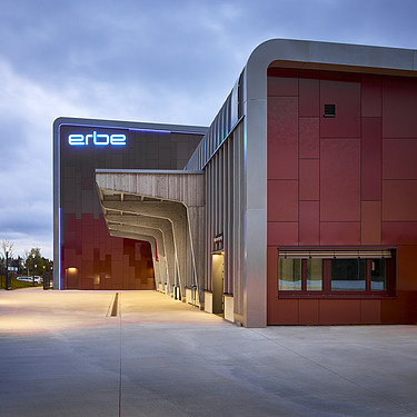 Foto eines Holzgebäudes mit roter Fassade.