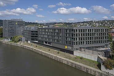 Außenansicht auf die Gebäudefront des Landratsamt Esslingen am Neckar