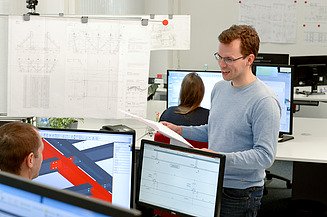 Foto von Mitarbeitern im Technischen Büro, die freundlich miteinander reden