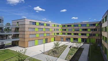 Foto des Verwaltungsgebäudes Stadtwerke Lübeck. Zu sehen ist ein moderner Holzbau.