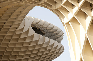 Foto eines Ausschnittes der wabenartigen Holzkonstruktion des Metropol Parasol in Sevilla.