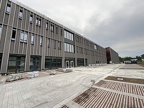 Foto der Baustelle Erbe in Rangendingen. Man sieht ein großes Gebäude im Bauzustand.