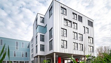 Foto moderner Schulcampus an der Allee der Kosmonauten in Berlin-Lichtenberg 