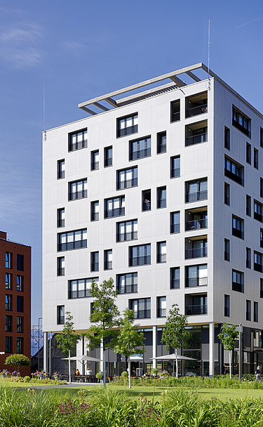 Foto des Gebäudes SKAIO Stadtsiedlung in Heilbronn. Man sieht ein mehrgeschossiges, weißes Gebäude.