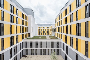 Innenhof des Universitätsklinikums Jena mit gelber Fassade