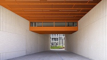 Tunnelperspektive auf den Innenhof und Ansicht des Druchgangs