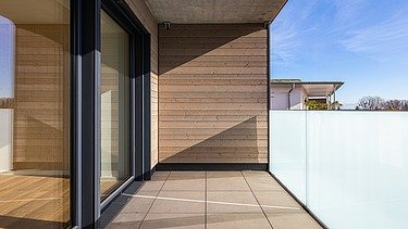 Ansicht eine Balkons mit Glasgeländer