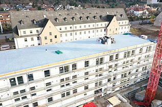 Foto des Collegium Academicums in Heidelberg während der Montage. Man sieht schon einige fertige Geschosse.