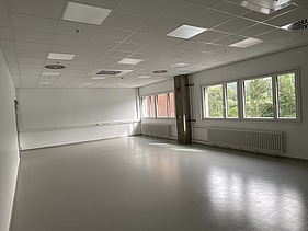 Foto eines großen, hellen Raumes der leer steht.