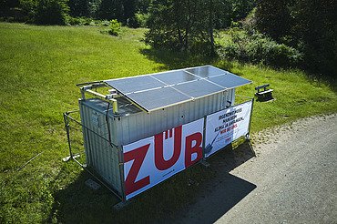 Self-sufficient power supply via PV modules on the container roof.