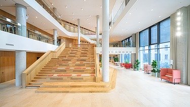 Innenaufnahme einer Treppe mit Sitzgelegenheiten eines Bürogebäudes